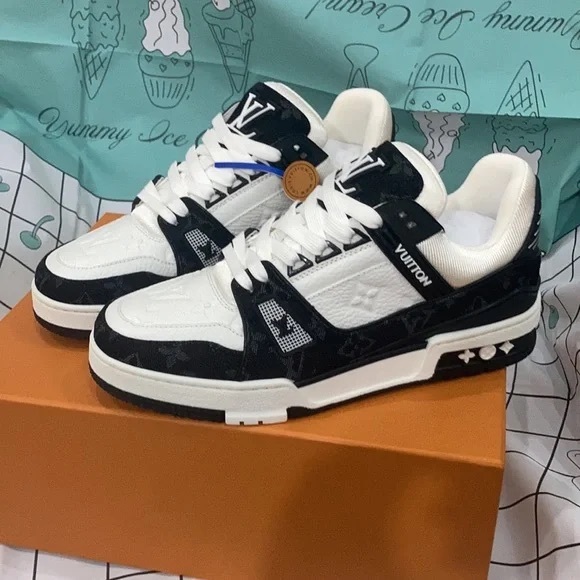 Men’s Louis Vuitton LV Trainer Black and White Shoes - Picture 1 of 10